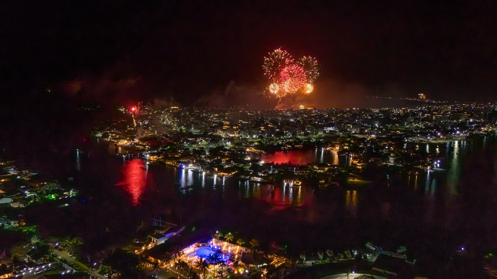 Fogos de artifício sobre Cabo Frio vistos do alto, na virada do ano