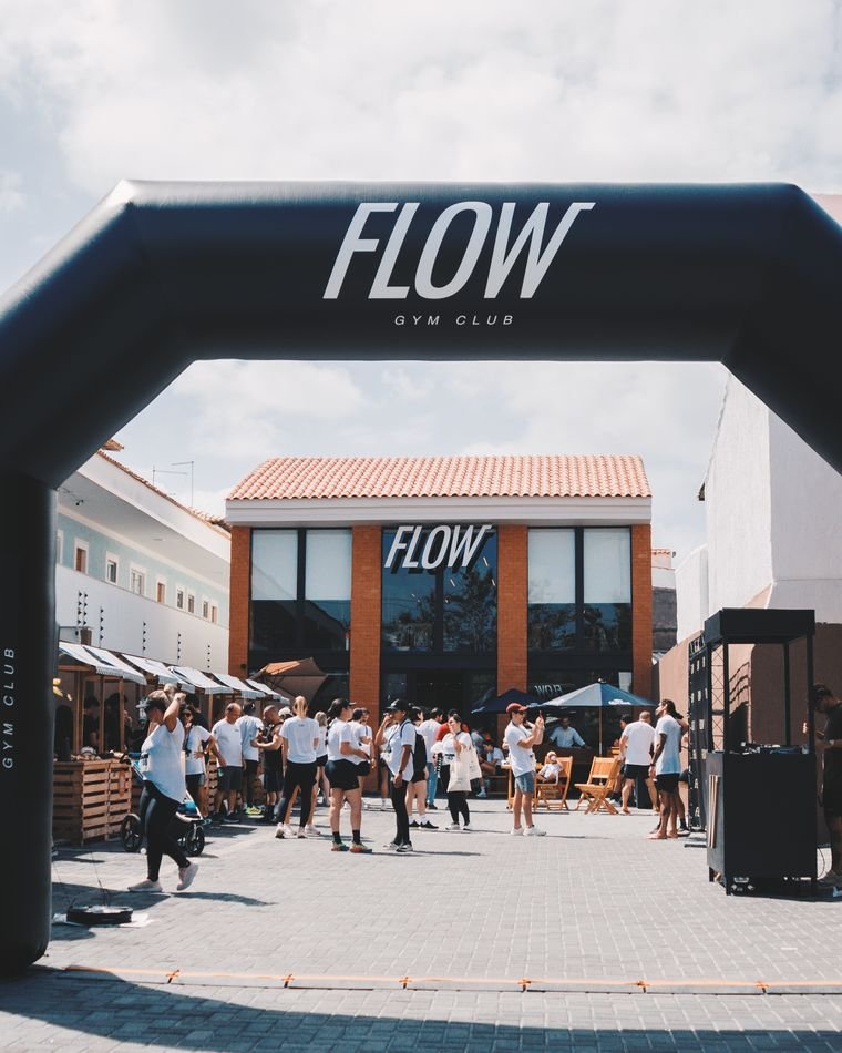 Pórtico inflável do Flow Gym Club na entrada do evento