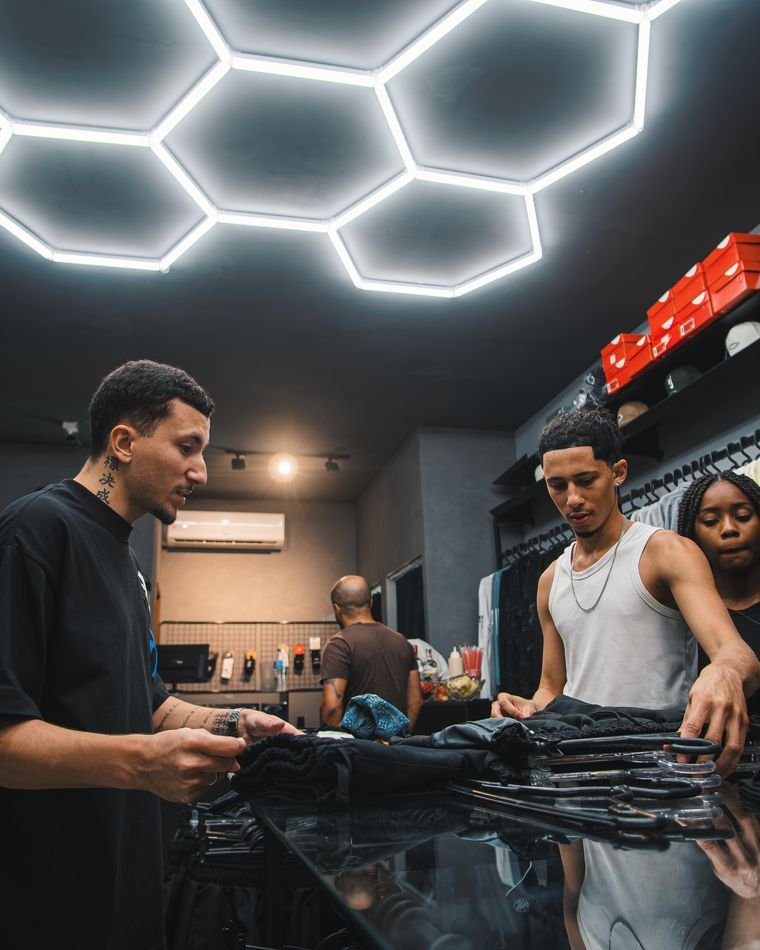 Interior da loja V7 Imports durante uma produção de conteúdo
